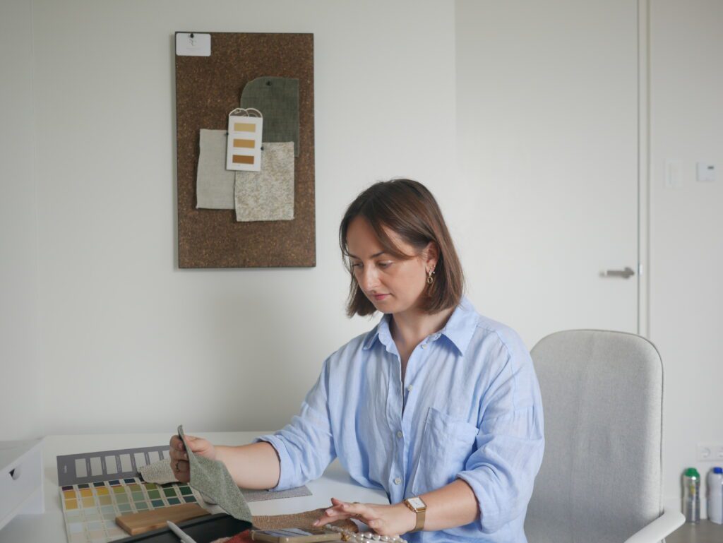 Cecilia Stoop, interieurontwerper bij Studio Cecilia, tijdens een ontwerpoverleg